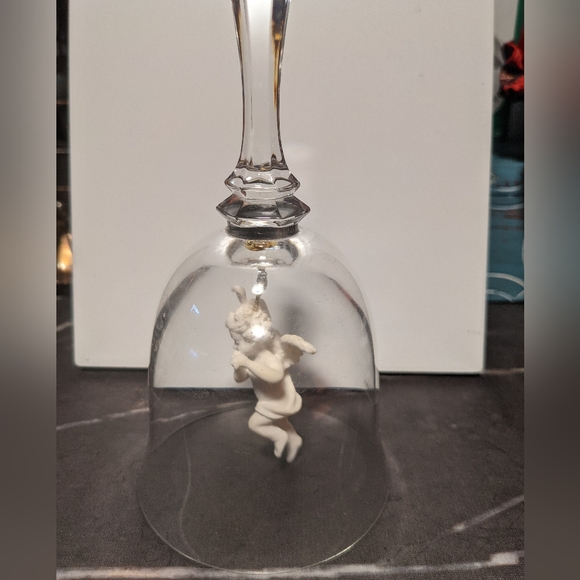 ☃️ Vintage Intaglio Italian Crystal/Glass Bell with Angel Pendulum - Picture 4 of 6
